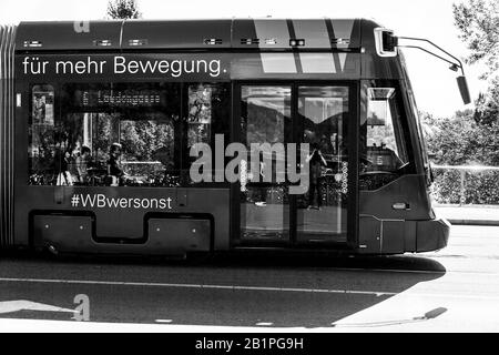 Graz-Österreich - August 2019: Spiegelung In Glas An EINEM Tram-Fenster Stockfoto