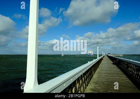 Wightlink Ferries verlässt Yarmouth Crossing Solent nach Lymington bei sonnigem Wetter blauen Himmel flauschige weiße Wolken Stockfoto