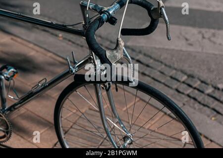 Vintage City Bike Retro-Licht und Lenker auf der Straße, alternative Ökologietransporte, Pendeln auf dem klassischen Fahrrad in urbaner Umgebung. Viel p Stockfoto