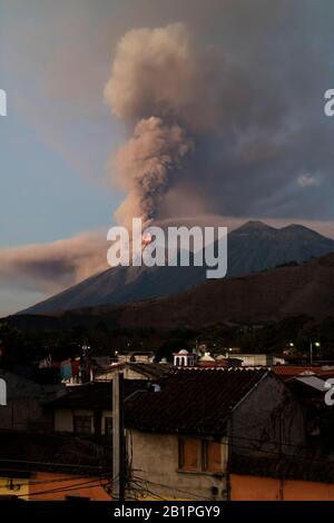 Volcán de Fuego bricht am 1. Februar 2018 aus, gesehen von Antigua-Stadt Sacatepequez, Guatemala Stockfoto