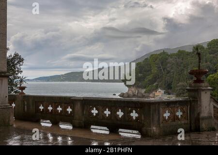 Ein feuchter und stürmischer Nachmittag auf der Terrasse des Castello di Miramare, Grignano, Provinz Triest, Friaul-Julisch Venetien, Italien Stockfoto