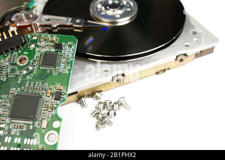 HDD - Festplatte. Festplattenreparaturkonzept, Computerindustrie. Demontieren Sie die Festplatte aus dem 3,5'-SATA-Computer auf weißem Hintergrund Stockfoto