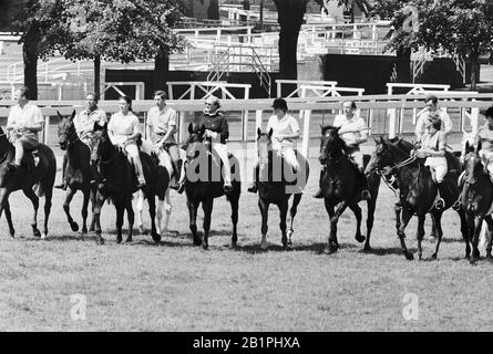 Mitglieder der Königsfamilie werden in der Aufstellung für einen Vorlaufgalopp entlang des Kurses in Ascot, dem dritten Tag des Königstreffens, gesehen. Sie sind Lord Snowdon, Prinzessin Maragret, Prinz Charles und Prinzessin Anne. Der zweite Fahrer von rechts ist nicht identifiziert. Stockfoto