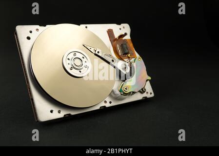HDD - SATA 3,5'-Festplatte dunkel - schwarzer Hintergrund. Demontieren Sie die Festplatte aus der Nähe des Computers mit Kopierspeicherplatz Stockfoto