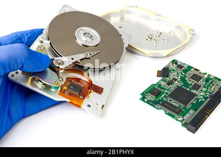 HDD - Festplatte. Festplattenreparaturkonzept, Computerindustrie. Demontieren Sie die Festplatte aus dem 3,5'-SATA-Computer auf weißem Hintergrund Stockfoto