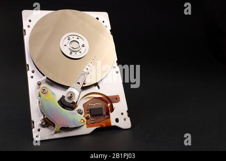 HDD - SATA 3,5'-Festplatte dunkel - schwarzer Hintergrund. Demontieren Sie die Festplatte aus der Nähe des Computers mit Kopierspeicherplatz Stockfoto