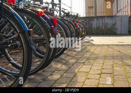 Fahrräder parken am Bahnhof mit Kopierplatz Stockfoto