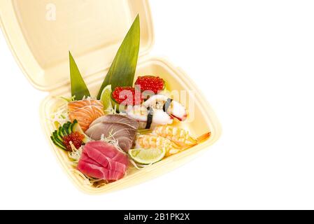 Traditionelles japanisches Sushi. Sushi-Lieferung in Thermo-Box. Set mit Sushi, Nigiri und Maki. Köstliches Abendessen oder Mittagessen für eine Person. Stockfoto