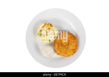 Schnitzel aus Huhn, Schweinefleisch, Rindfleisch, Fleisch, gegrilltem Fisch mit Garnierreis mit Gemüse auf einem Teller, Tatar, Sauerrahm, Mayonnaise, weiße Soße, Isol Stockfoto