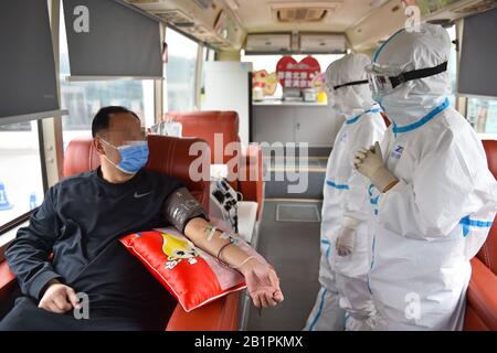 (200227) -- PEKING, 27. Februar 2020 (Xinhua) -- EIN geborener COVID-19-Patient spendet Plasma an einem Blutspendebus in Peking, der Hauptstadt Chinas, 27. Februar 2020. Zwei erholte Patienten mit neuartigen Coronavirus-Infektionen haben am Donnerstag in Peking Plasma gespendet. (Xinhua/Chen Zhonghao) Stockfoto