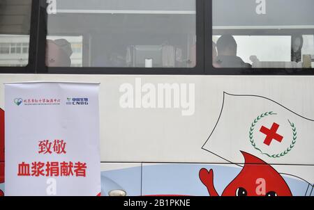 (200227) -- PEKING, 27. Februar 2020 (Xinhua) -- Foto vom 27. Februar 2020 zeigt einen Blutspendebus in Peking, der Hauptstadt Chinas. Zwei erholte Patienten mit neuartigen Coronavirus-Infektionen haben am Donnerstag in Peking Plasma gespendet. (Xinhua/Chen Zhonghao) Stockfoto