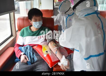 (200227) -- PEKING, 27. Februar 2020 (Xinhua) -- EIN geborener COVID-19-Patient spendet Plasma an einem Blutspendebus in Peking, der Hauptstadt Chinas, 27. Februar 2020. Zwei erholte Patienten mit neuartigen Coronavirus-Infektionen haben am Donnerstag in Peking Plasma gespendet. (Xinhua/Chen Zhonghao) Stockfoto