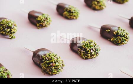 Schokoladenglasierte Eisbecher mit Pistazienvereisung, Nahaufnahme Stockfoto