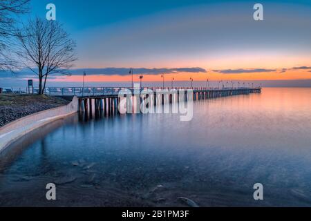 Sonnenaufgang am Pier in Gdynia Orłowo Stockfoto