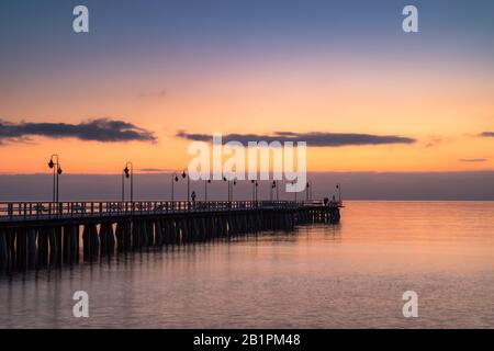 Sonnenaufgang am Pier in Gdynia Orłowo Stockfoto