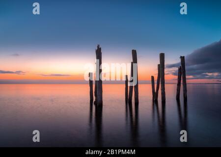 Sonnenaufgang am Pier in Gdynia Orłowo Stockfoto