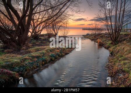 Sonnenaufgang am Pier in Gdynia Orłowo Stockfoto