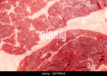 Scheibe rohes Rindersteak aus nächster Nähe, kann als Hintergrund oder Textur von Rindfleisch verwendet werden Stockfoto