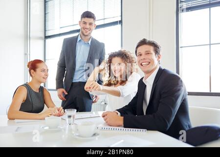 Business People Brainstorming bei Meetings, die Papier zum Spaß werfen Stockfoto