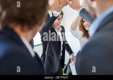 Erfolgreiches Business Team macht mit den Händen fünf hoch Stockfoto
