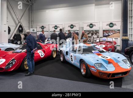 Replica Ford GT40 und Ferrari auf der London Classic Car Show Olympia im Angebot Stockfoto