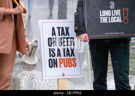 London, Großbritannien. Februar 2020. Die Kampagne Long Live The Local hält ein Fotoshooting außerhalb des Unterhauses vor dem Budget, über die Steuer auf Bier. "Long Live Your Local" ist eine Kampagne, die von einer breiten Allianz von Pubs, Brauern und Branchengremien unterstützt wird, die gemeinsam die britische Bierallianz-Gutschrift bilden: Ian Davidson/Alamy Live News Stockfoto