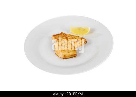 Fisch, Forelle, Keta, rosa Lachs, ein Stück, gebacken, gebraten über dem offenen Feuer, mit einer Scheibe Zitrone. Appetitlich auf weißem Hintergrund isoliert Seitenansicht Stockfoto