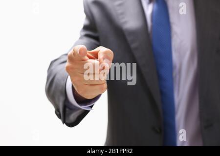 Der Geschäftsmann zeigt einen Finger auf jemanden, der ein Foto sieht Stockfoto