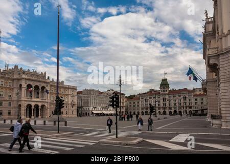 Eine weitgehend leere Piazza Unità d'Italia, Triest, Friaul-Julisch Venetien, Italien Stockfoto