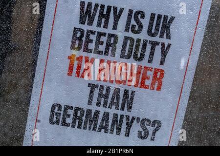 London, Großbritannien. Februar 2020. Die Kampagne Long Live The Local hält ein Fotoshooting außerhalb des Unterhauses vor dem Budget, über die Steuer auf Bier. "Long Live Your Local" ist eine Kampagne, die von einer breiten Allianz von Pubs, Brauern und Branchengremien unterstützt wird, die gemeinsam die britische Bierallianz-Gutschrift bilden: Ian Davidson/Alamy Live News Stockfoto