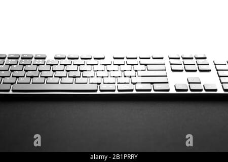 Tastatur mit Kopierbereich nach oben und nach unten. Schwarze Tastatur an der Vorderseite des Monitors. Stockfoto