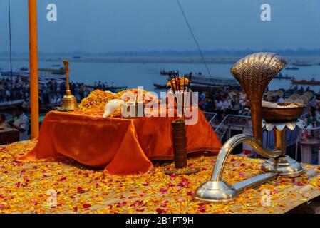 Räucherstäbchen, Blumen, Kerzen und andere Dinge für Ganga aarti Zeremonie Rituale in Dashashwamedh Ghat. Varanasi. Indien Stockfoto