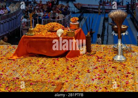 Räucherstäbchen, Blumen, Kerzen und andere Dinge für Ganga aarti Zeremonie Rituale in Dashashwamedh Ghat. Varanasi. Indien Stockfoto