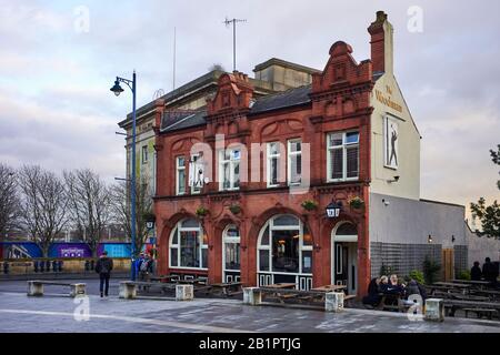 Das öffentliche Haus von Woodman neben dem Gebäude des Bahnhofs Curzon Street Stockfoto