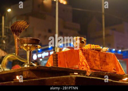 Räucherstäbchen, Blumen, Kerzen und andere Dinge für Ganga aarti Zeremonie Rituale in Dashashwamedh Ghat. Varanasi. Indien Stockfoto