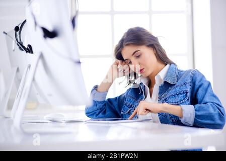 Frau verwendet ein Tablet und sucht nach Informationen im Internet. Stockfoto