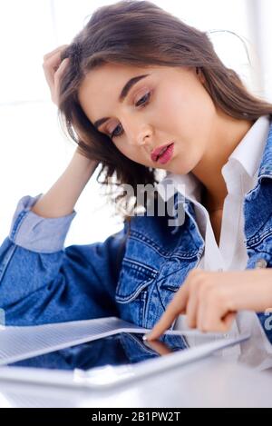 Frau verwendet ein Tablet und sucht nach Informationen im Internet. Stockfoto
