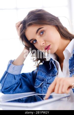 Frau verwendet ein Tablet und sucht nach Informationen im Internet. Stockfoto