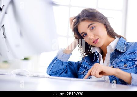Frau verwendet ein Tablet und sucht nach Informationen im Internet. Stockfoto