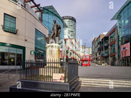 Statue für Lord Nelson von Sir Richard Westmacott im Zentrum von Birmingham mit Blick auf das Gebäude Bullring Stockfoto