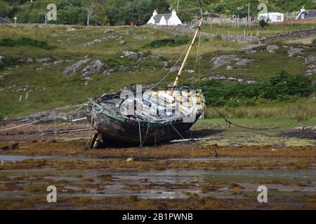 Altes Boot bei Ebbe in der Nähe von Applecross Stockfoto