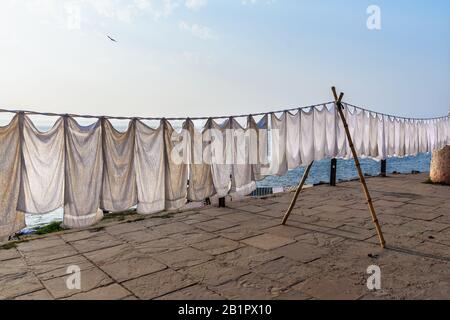 Wäsche Trocknen am Seil an Ghat am sonnigen Tag. Varanasi. Indien Stockfoto