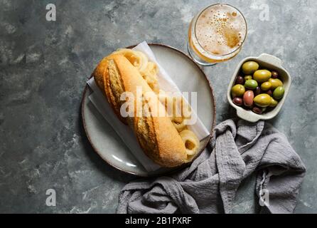 Bocadillo con calamares or squid Sandwich with beer, sehr beliebt in Madrid spanisch typische Tapas Stockfoto