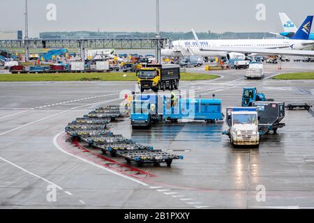 Amsterdam, Niederlande - 5. Juni 2019: Gepäckschlepper und Service Truck am Flughafen Amsterdam Schiphol Stockfoto