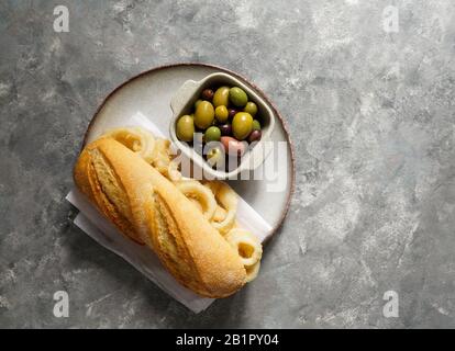 Bocadillo con calamares or squid Sandwich with beer, sehr beliebt in Madrid spanisch typische Tapas Stockfoto