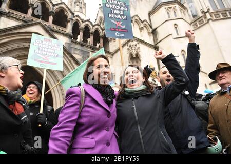 Aktivisten jubeln vor den Royal Courts of Justice in London, wo Lords Justice Lindblom, Singh und Haddon-Cave, Während eines Berufungsgerichts in der Heathrow Expansion Row sagte, dass die Regierung ihre Verpflichtung zum Pariser Abkommen über den Klimawandel nicht ausreichend berücksichtigt habe, wenn sie ihre Unterstützung für die Vorschläge in ihrer National Policy Statement (NPS) dargelegt habe. Stockfoto