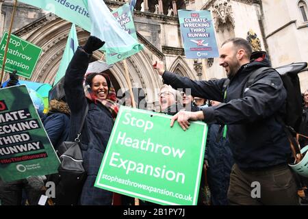 Aktivisten jubeln vor den Royal Courts of Justice in London, wo Lords Justice Lindblom, Singh und Haddon-Cave, Während eines Berufungsgerichts in der Heathrow Expansion Row sagte, dass die Regierung ihre Verpflichtung zum Pariser Abkommen über den Klimawandel nicht ausreichend berücksichtigt habe, wenn sie ihre Unterstützung für die Vorschläge in ihrer National Policy Statement (NPS) dargelegt habe. Stockfoto