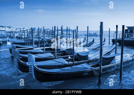 Gondeln vor dem Markusplatz in Venedig, Italien. Classic Blue Pantone 2020 Jahresfarbe. Stockfoto