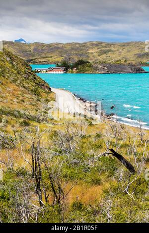 Lake Pehoe und Pehoe Lodge im Nationalpark Torres del Paine, Patagonien, Chile mit Waldflächen, die durch Waldbrände zerstört wurden Stockfoto