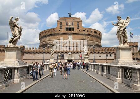 ROM - 9. MAI: Touristen gehen am 9. Mai 2010 in Rom entlang der Brücke des Heiligen Engels. ROM gehört zu den meistbesuchten Städten der Welt. Stockfoto